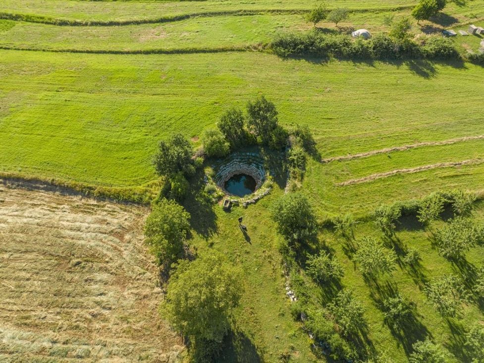 Drevni bunar u BiH koji nikad ne presušuje, ima 2000 godina, a izgrađen je od 1300 kamenih blokova (FOTO; VIDEO)