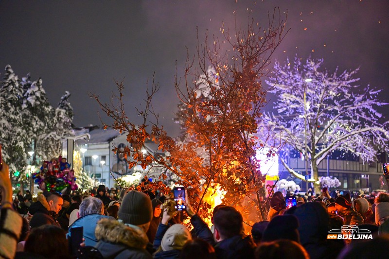 Bijeljina: Nalaganje badnjaka na gradskom trgu (FOTO)