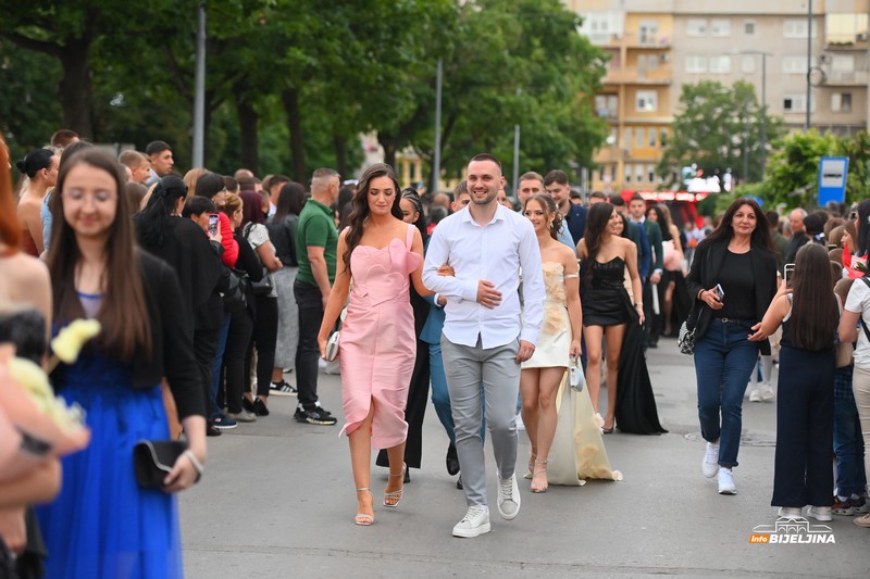 Maturanti Poljoprivredne i medicinske škole Bijeljina zablistali gradskim ulicama (FOTO)