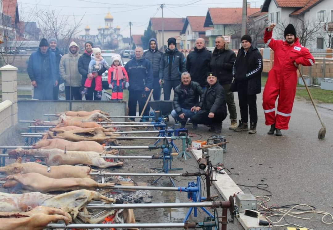 SLOGA NA DJELU Bijeljinske komšije tradicionalno zajedno peku pečenice