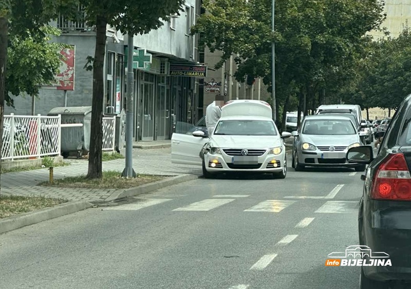 Udes ispred ambulante u Bijeljini, usporen saobraćaj