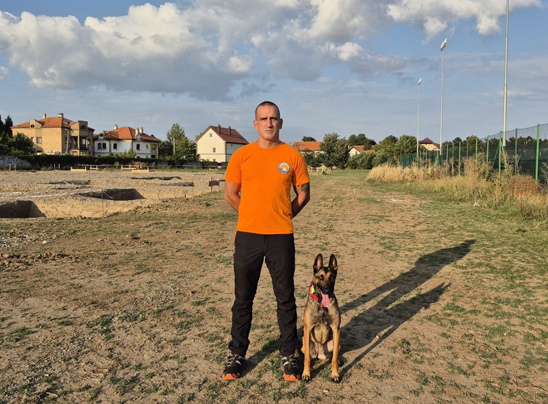 Član GSS Bijeljina Nenad Jovanović trenira sa svojim psom Kijom: Savladala potragu u ruševinama i u prirodi (VIDEO)