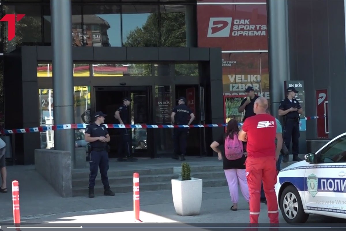 Policija obezbjeđuje tržni centar u Beogradu: 