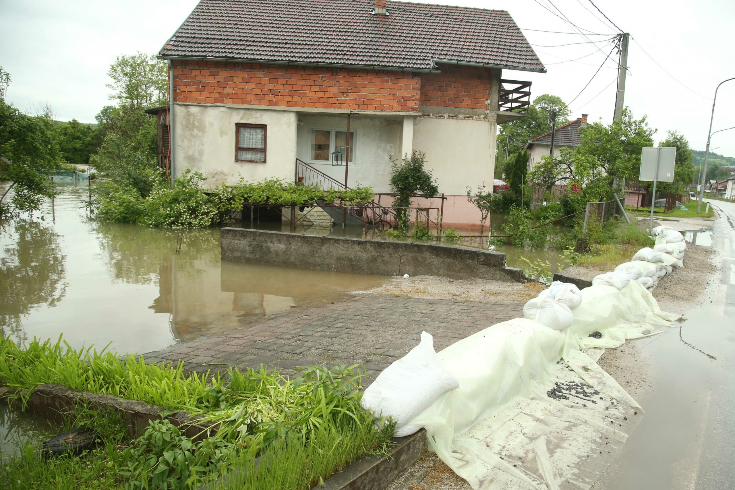 U Novom Gradu ponovila se 2014. godina: Stanovnici sa strahom iščekuju noć, vodostaji Une i Sane i dalje rastu, saobraćaj je otežan (FOTO)