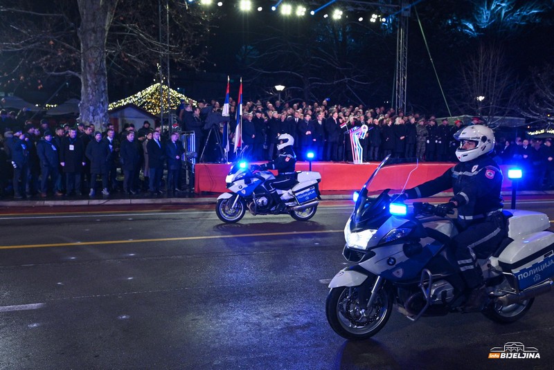 Dan Republike Srpske: Više od 3.000 učesnika defilovalo na Trgu Krajine u Banjaluci (FOTO)