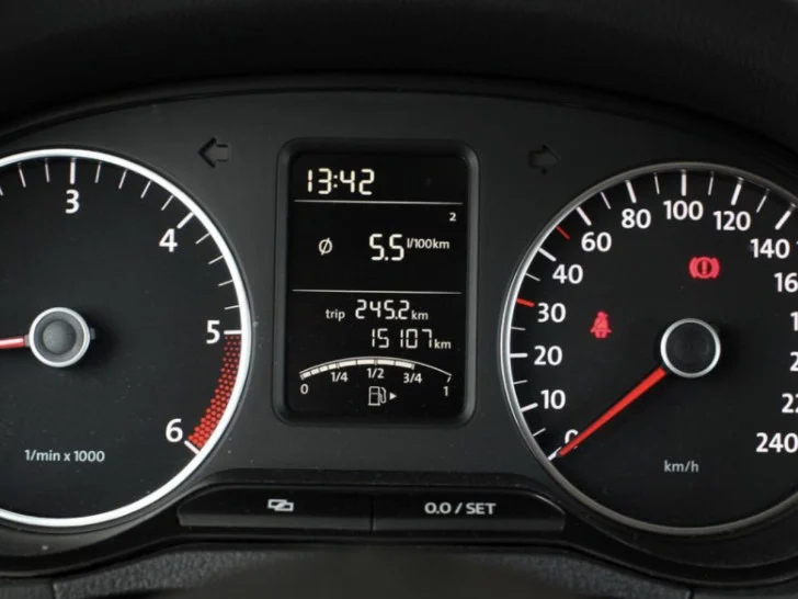 Čemu služi mala strelica na kontrolnoj ploči u automobilu?