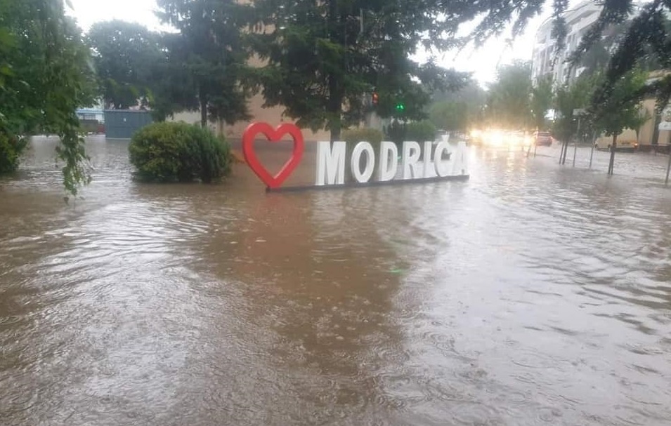 Јako nevrijeme u Modriči, ulice poplavljene