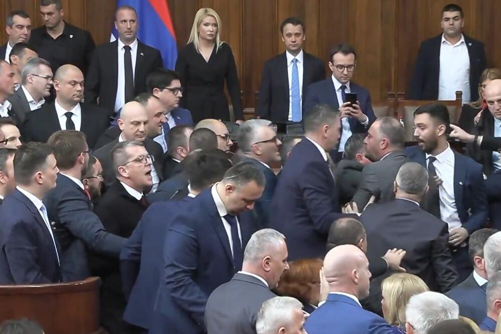 Incident u Skupštini Srbije, opozicija prekinula Vučićevo obraćanje (VIDEO)