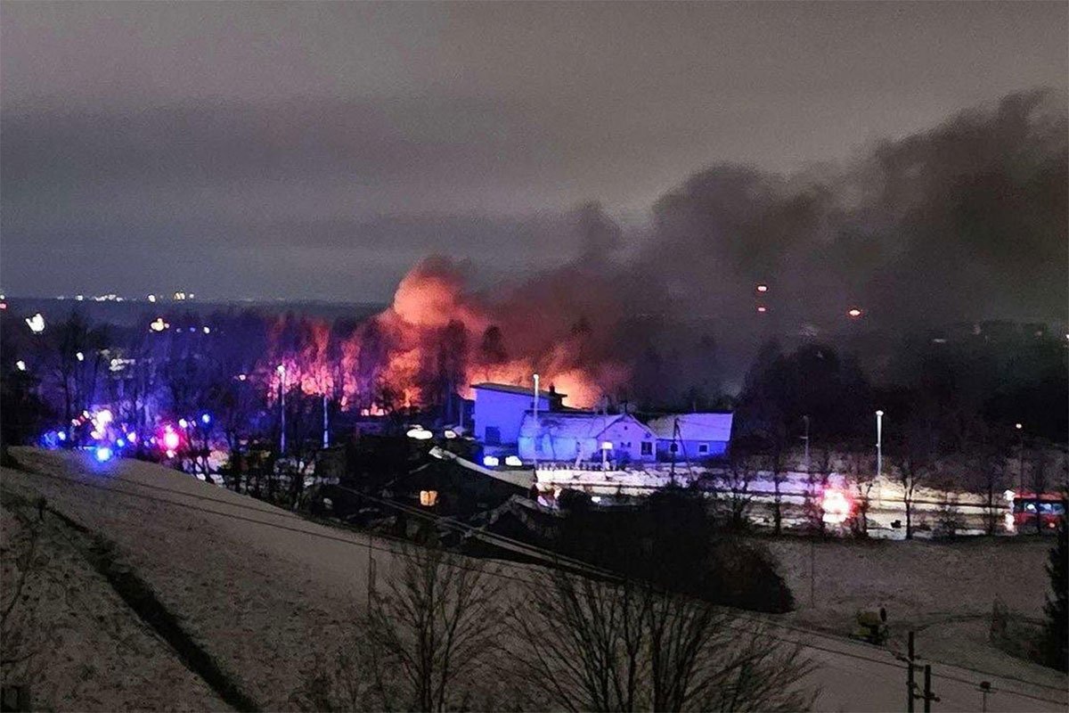 Srušio se avion u Litvaniji: Ogromna buktinja i dim (VIDEO)