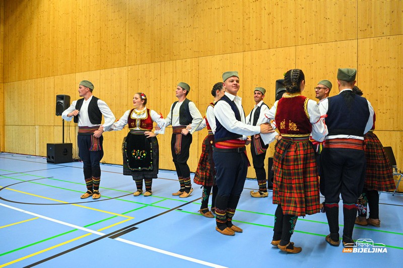 Udruženje Majevičana u Švajcarskoj proslavilo krsnu slavu: Prijateljsko druženje za slavskom trpezom (FOTO)