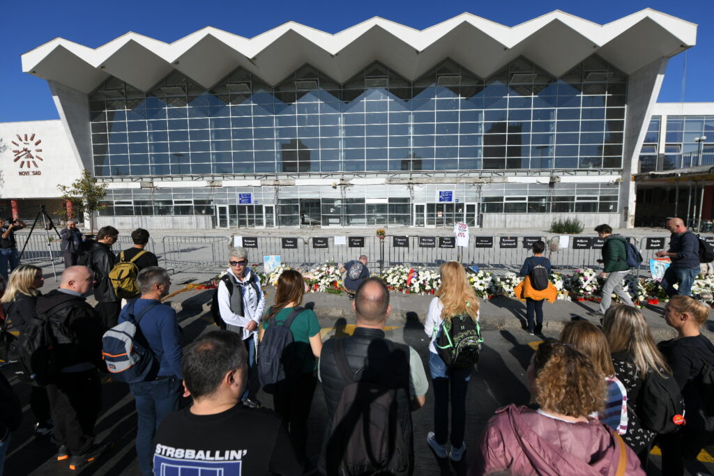 Građani odaju poštu, pale svijeće i polažu cvijeće na Željezničkoj stanici u Novom Sadu