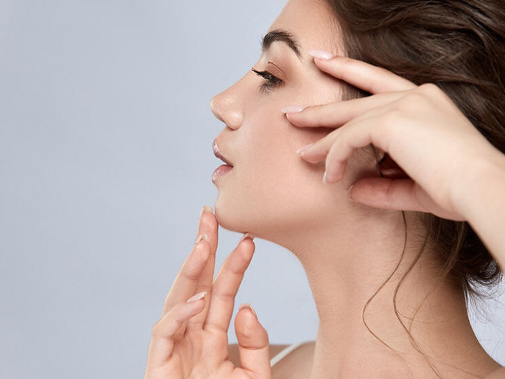 Prirodni lifting bez igle: Japanska vježba koja uklanja podbradak i vraća mladalački izgled