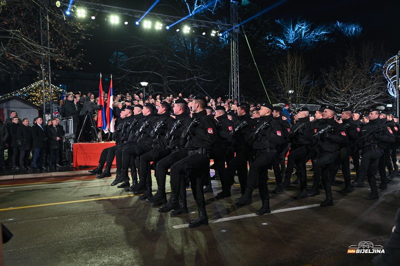 Dan Republike Srpske: Više od 3.000 učesnika defilovalo na Trgu Krajine u Banjaluci (FOTO)