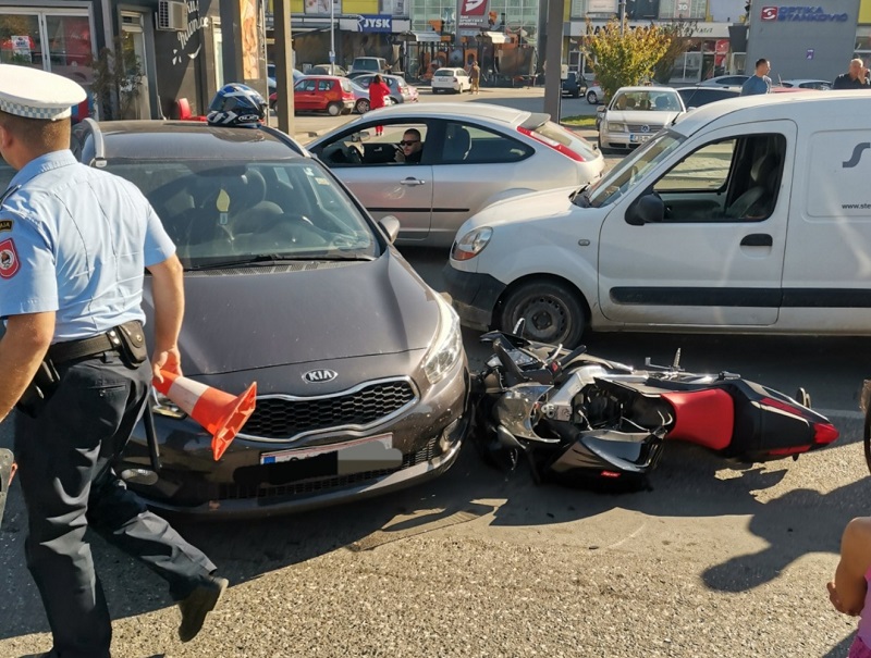 Maloljetni motociklista povrijeđen u sudaru u Bijeljini, otežan saobraćaj (FOTO)