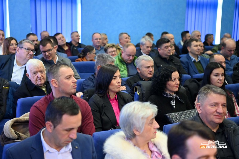 Načelnik Ugljevika Dragan Gajić o Danu Republike: Zadatak nam je da gradimo jaku Srpsku (FOTO)