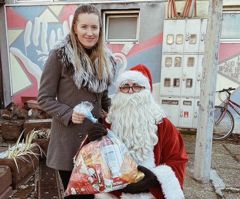 Mališane iz Udruženja gluvih i nagluvih regije Bijeljina obradovao Deda Mraz (FOTO)