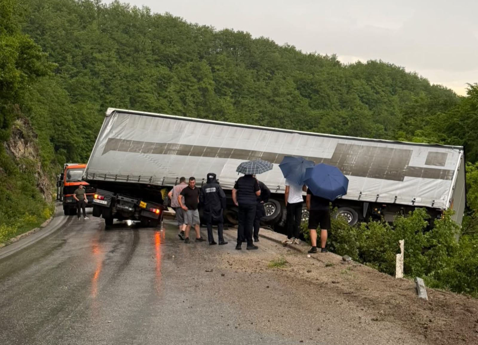 Udes na ulazu u Rogaticu, kamionska prikolica visi pored puta (FOTO)