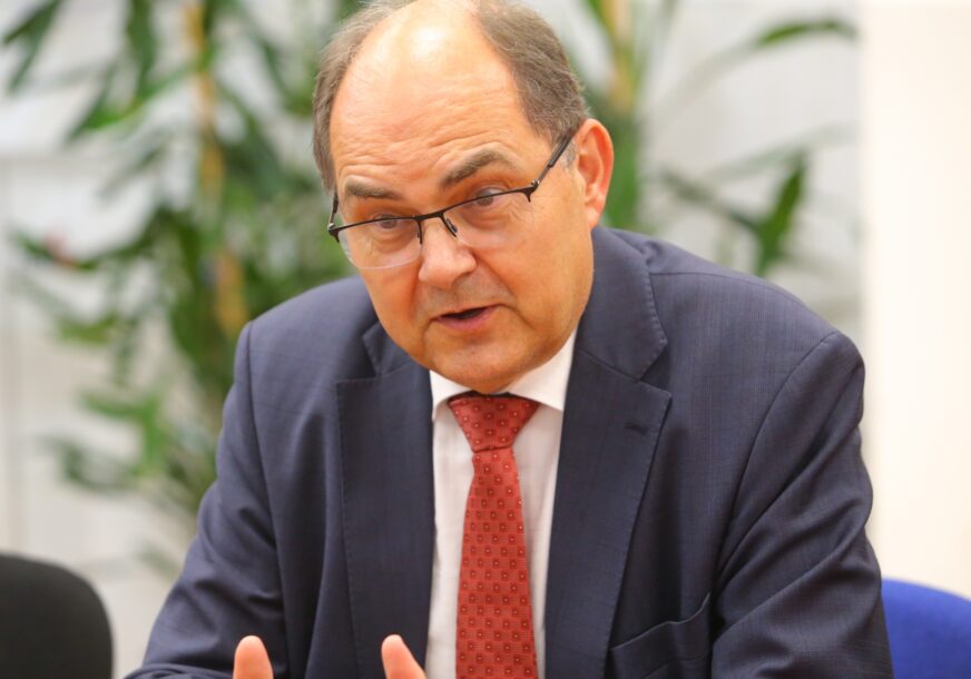 ŠMIT SE ŠETA KRAJINOM “Turista” obilazi Republiku Srpsku, niko mu nije prišao, A KAMOLI GA UHAPSIO