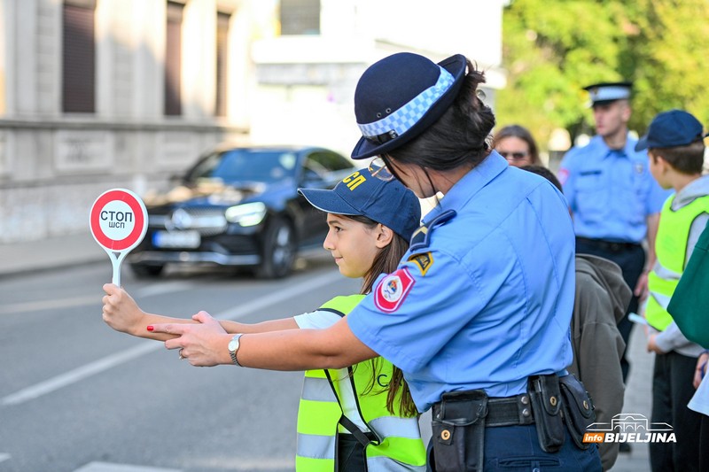 Bijeljinski policajci obučavali mališane saobraćajnim propisima (FOTO)