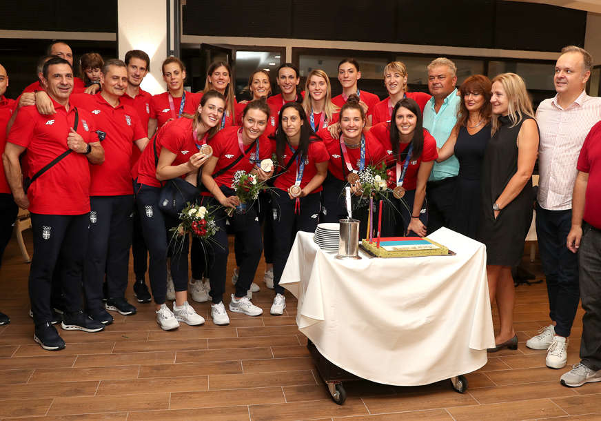 DOČEK ZA ODBOJKAŠICE Proslavile medalju u svojoj stalnoj bazi