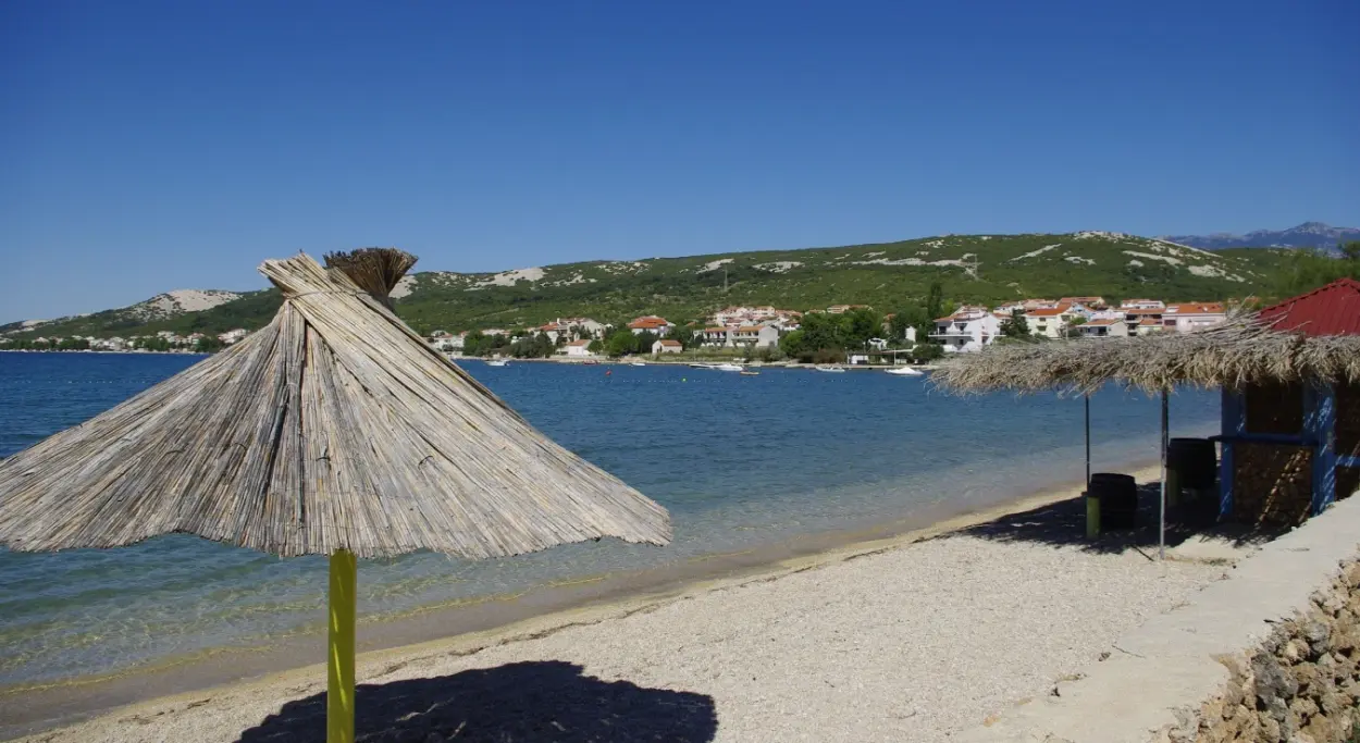 Bizarno: Mrtvački sanduk osvanuo na plaži u Hrvatskoj (FOTO)