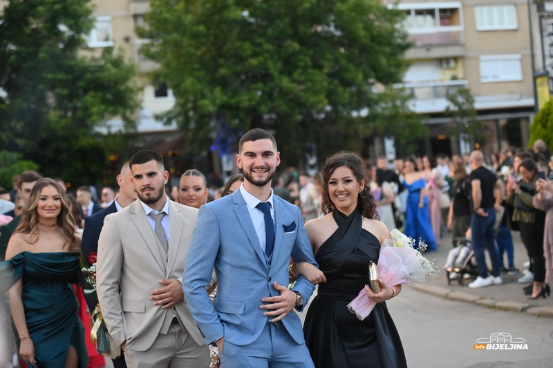 Maturanti Ekonomske i Srednje muzičke škole u Bijeljini večeras slave: Stekli znanje i prijateljstva (FOTO)