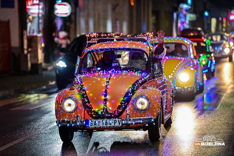 Oldtajmer šou u Bijeljini okupio ljubitelje starih automobila (FOTO)