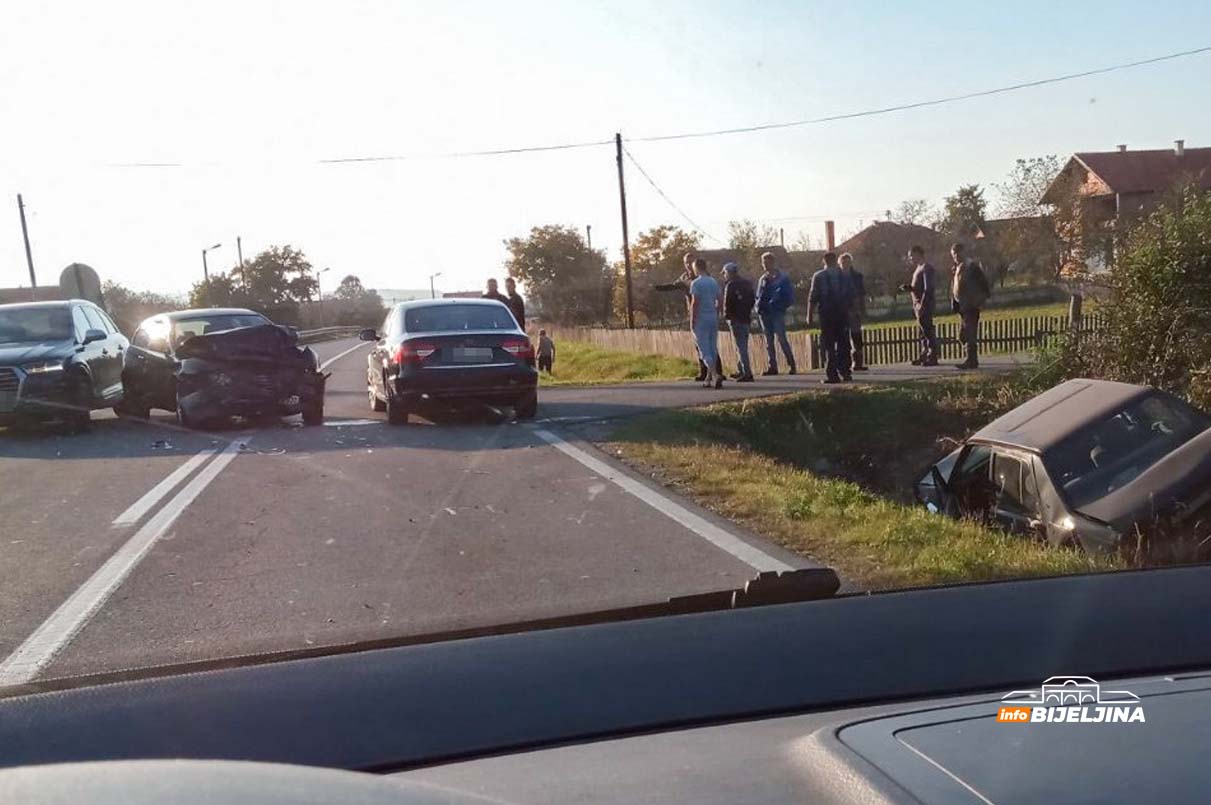 Ponovo sudar na putu Bijeljina - Ugljevik, vozilo završilo u kanalu (FOTO)