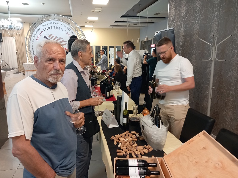 Otvoren „Regio wine trails festival“ – Bijeljinci uživaju u vrhunskim vinima (FOTO)