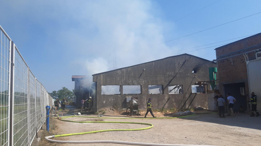 Veliki požar u krugu firme „Medeks“ u Bijeljini (FOTO)