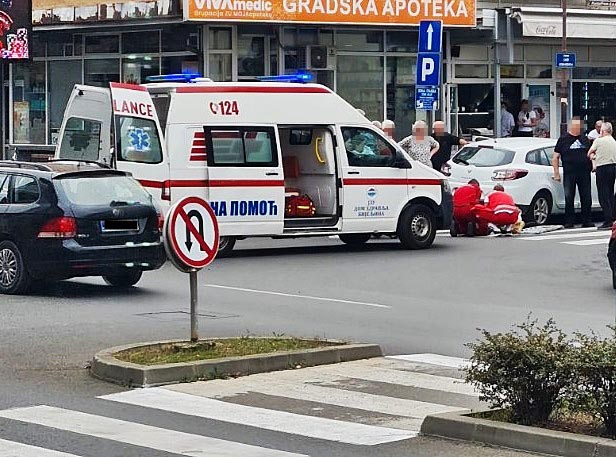 Bijeljina: Vozila u rikverc i na pješačkom udarila pješaka, zadržan u bolnici (FOTO)