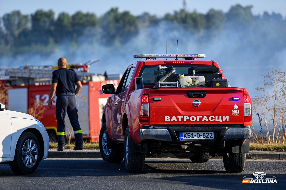 Uspostavljen saobraćaj na bijeljinskoj obilaznici, vatrogasci ostaju dežurati (FOTO)