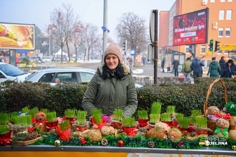 Trgovci u Bijeljini spremili bogat asortiman za Božić: Badnjaci do 50 KM, dovezu vam ih kući (FOTO)