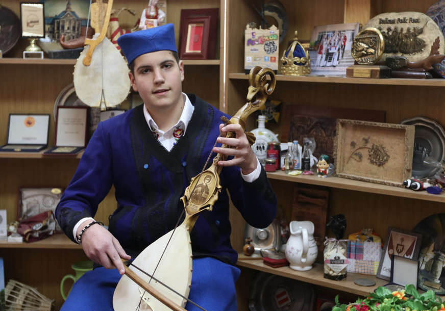 Stefan ima samo 14 godina i svira gusle kao profesionalac, omiljene mu pjesme o Kosovu