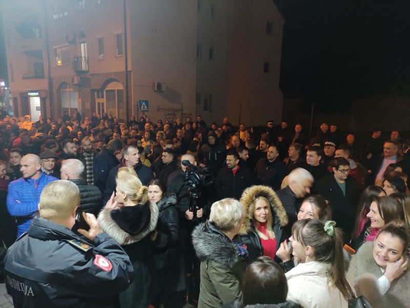 Najposjećeniji skup u Bijeljini: Gotovo 2.000 ljudi na tribini Narodne koalicije „Pokrenimo Bijeljinu“