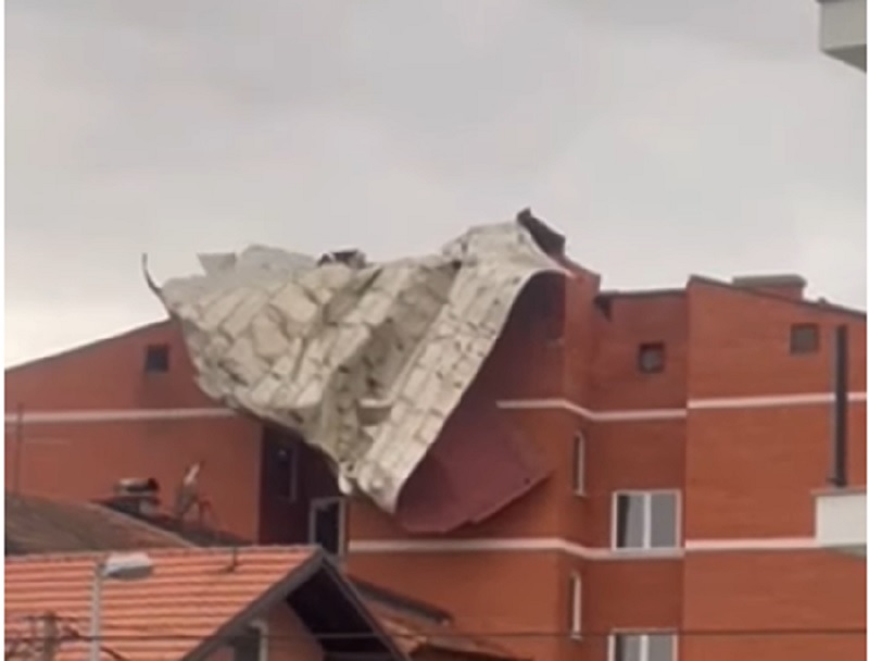 Vjetar skinuo lim sa krova zgrade u Bijeljini (VIDEO)