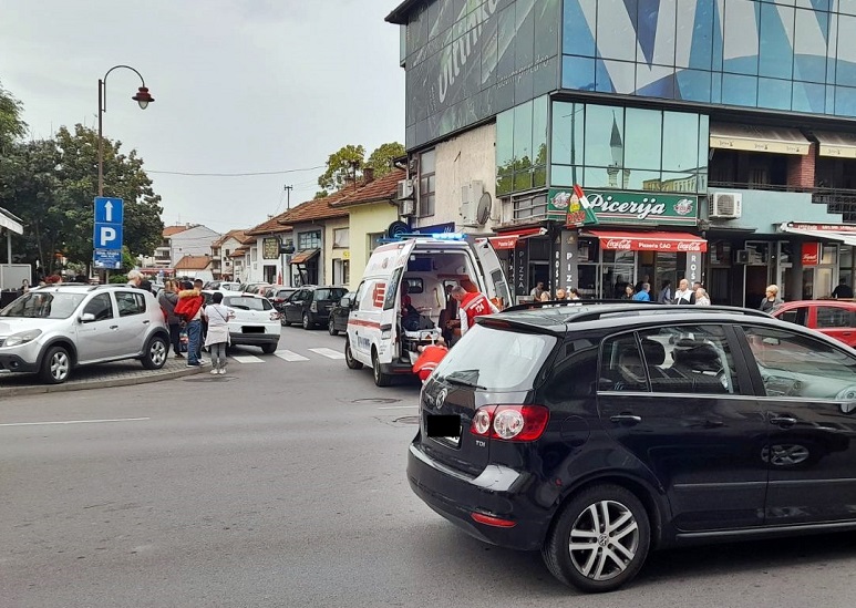 Bijeljina: Vozila u rikverc i na pješačkom udarila pješaka, zadržan u bolnici (FOTO)