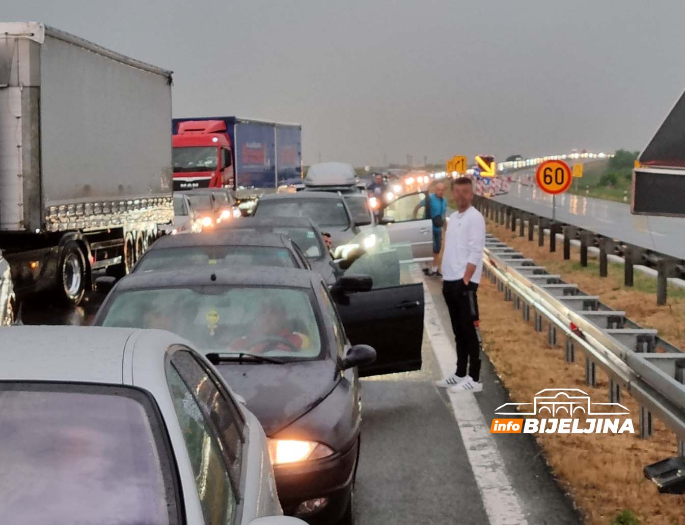 KOLAPS NA AUTOPUTU Kilometarske kolone kod Rume (FOTO)