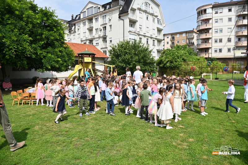 I predškolci obilježili maturu – rastanak sa vaspitačima, od septembra novo poglavlje (FOTO)