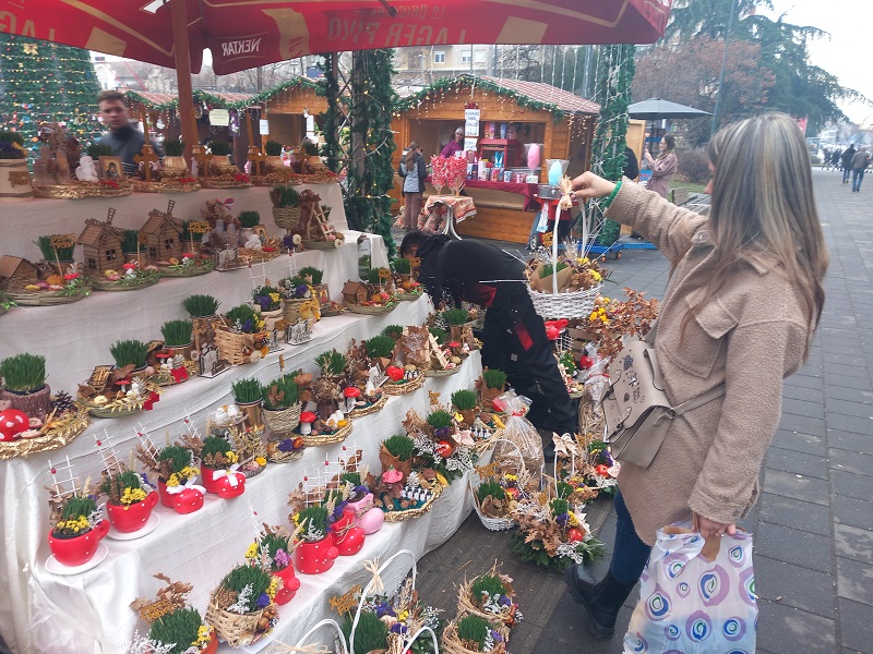 Božićne dekoracije glumca Vladana Čalije na bijeljinskom trgu (FOTO)