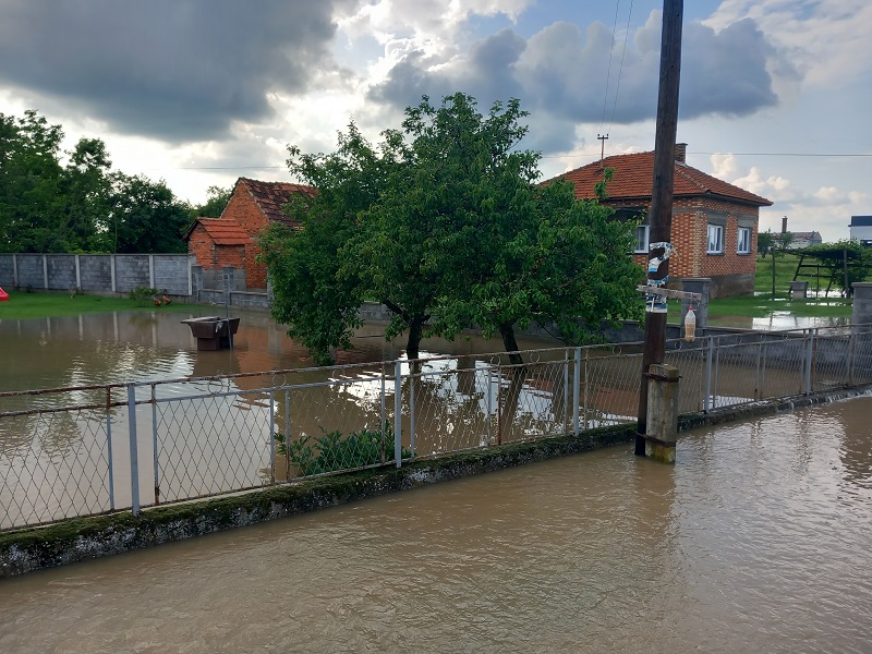 U Kojčinovcu voda teče kroz dvorište Rajka Tomića (FOTO, VIDEO)