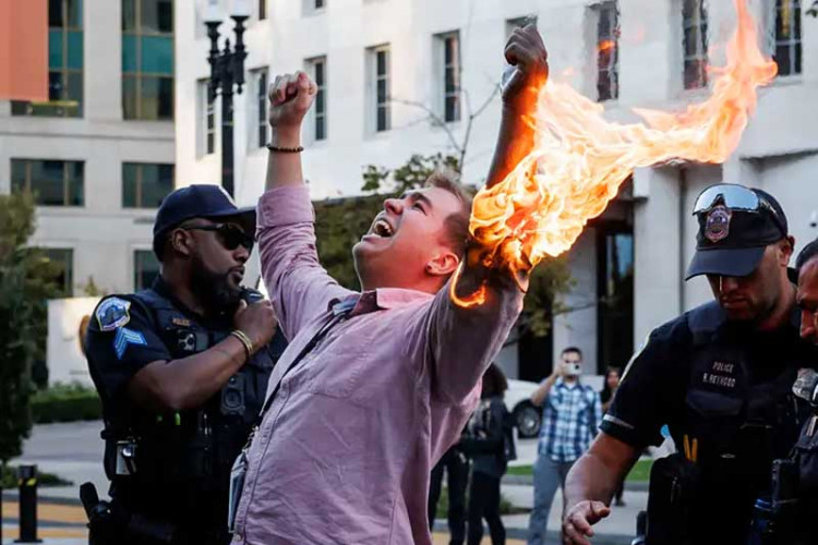 Muškarac se zapalio tokom demonstracija