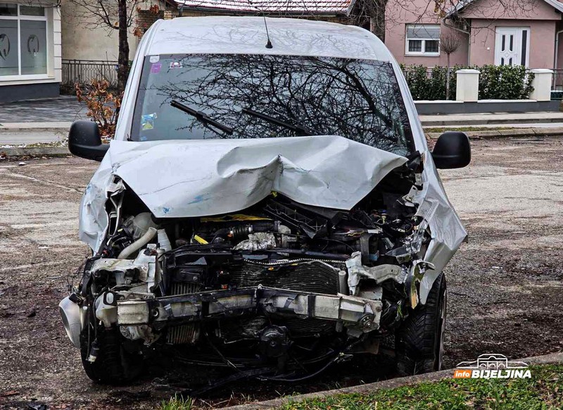 Policija saopštila detalje nesreće kod Bijeljine: Dvoje mrtvih u “fordu”, četvoro povrijeđeno (FOTO)