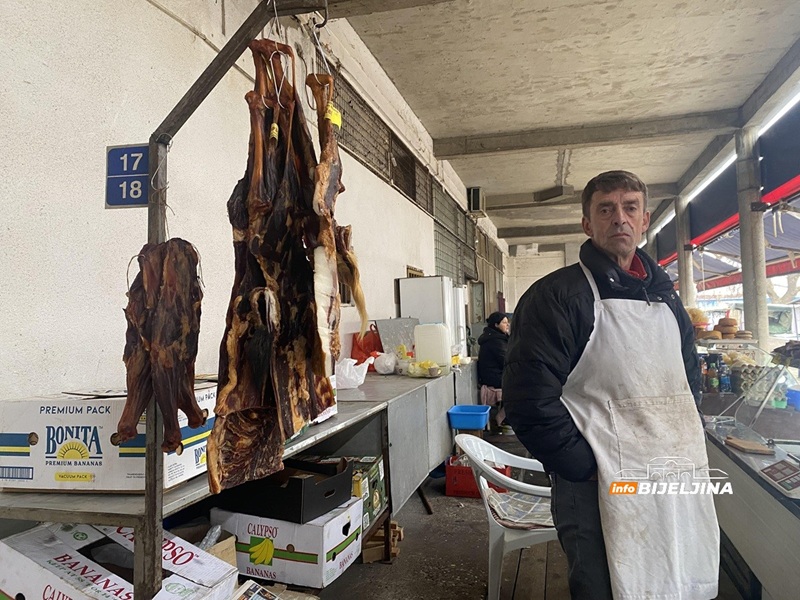 Na pijacu u Bijeljini stiglo čuveno suvo meso iz Visokog: Stelja košta do 45 maraka, ali ko proba - ne ide praznih ruku (FOTO)