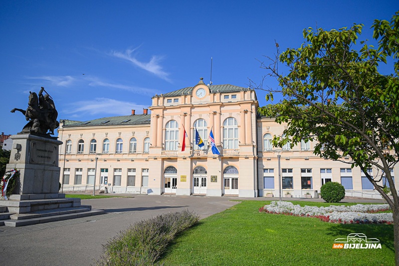 Kritike ga ne dotiču: Ljubiša Petrović prima 53 radnika u Gradsku upravu