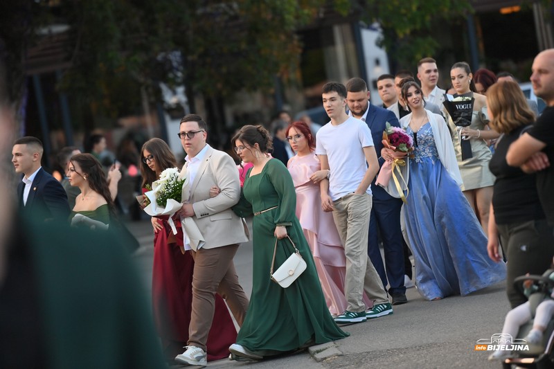 Maturanti Ekonomske i Srednje muzičke škole u Bijeljini večeras slave: Stekli znanje i prijateljstva (FOTO)