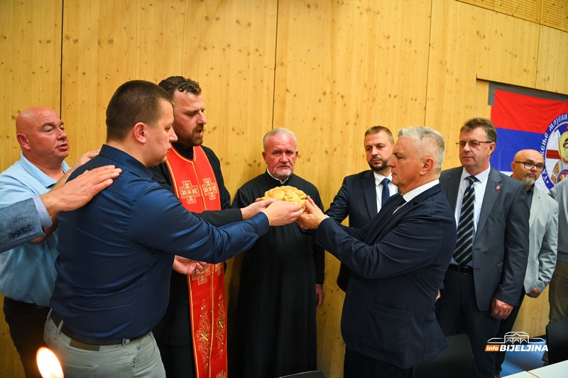 Udruženje Majevičana u Švajcarskoj proslavilo krsnu slavu: Prijateljsko druženje za slavskom trpezom (FOTO)