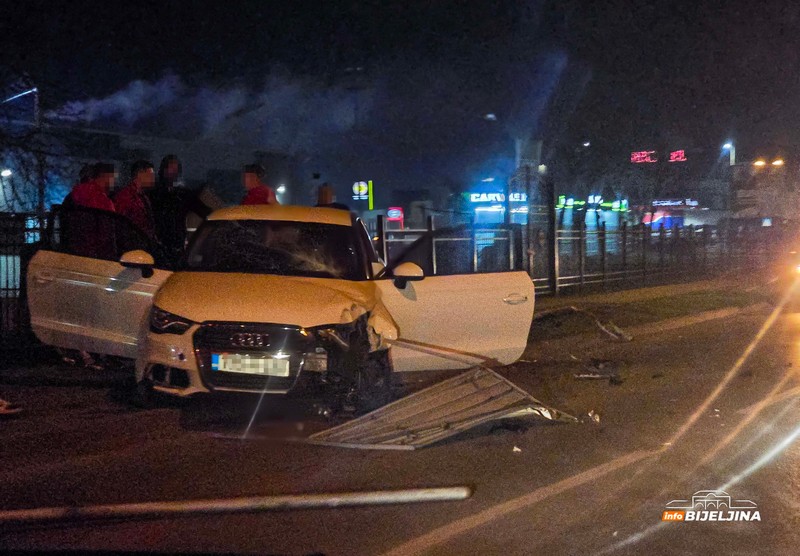 Bijeljina: Vozilom udario u znak, intervenisala i Hitna (FOTO) 