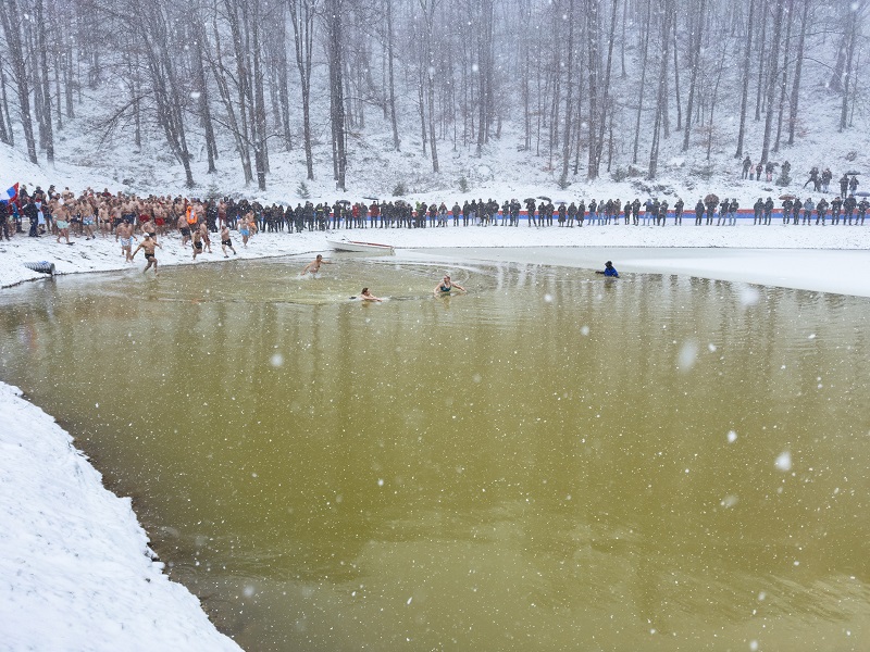 Na majevičkom jezeru Busija djevojke i mladići plivali za časni krst (FOTO)