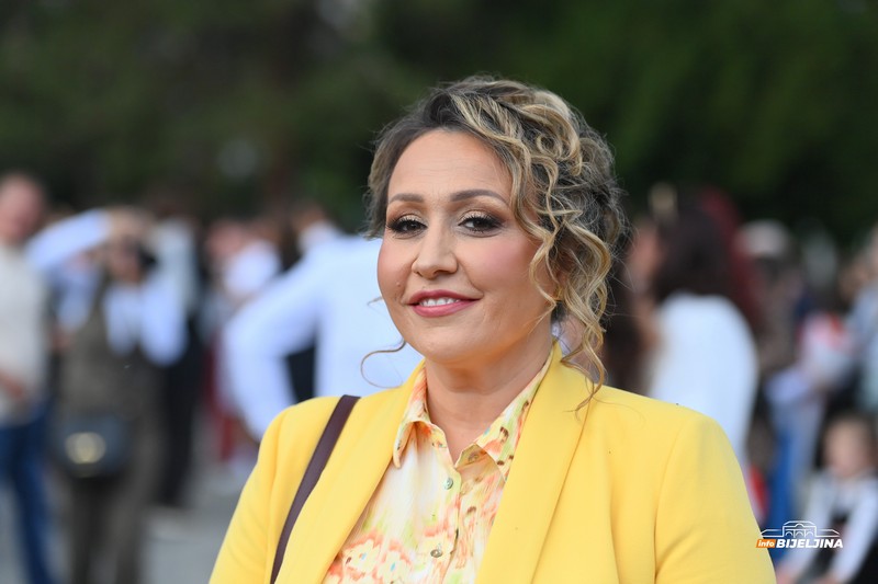 Maturanti Poljoprivredne i medicinske škole Bijeljina zablistali gradskim ulicama (FOTO)